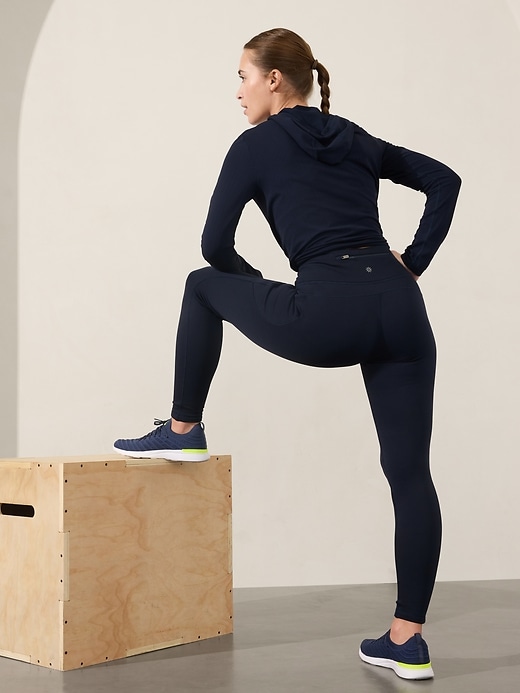 L'image numéro 2 présente Legging à taille haute à poches dissimulées Altitude Edge