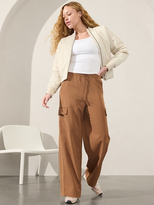 L'image numéro 1 présente Pantalon cargo à taille haute Promenade