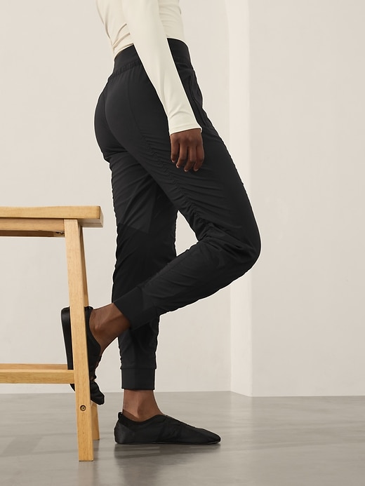 L'image numéro 5 présente Pantalon de jogging doublé à taille moyenne Attitude