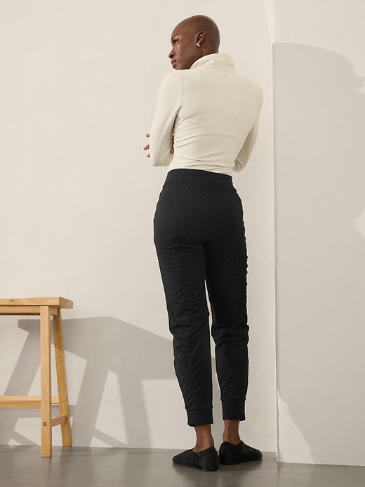 L'image numéro 3 présente Pantalon de jogging doublé à taille moyenne Attitude