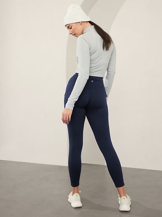 L'image numéro 8 présente Legging à taille haute à poches dissimulées Altitude Edge