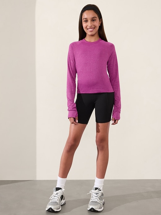 L'image numéro 1 présente Haut scintillant à coupe sport Power Up Athleta Girl