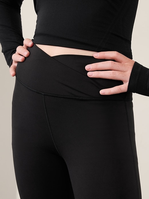 L'image numéro 4 présente Legging 7/8 à effet croisé Transcend Athleta Girl