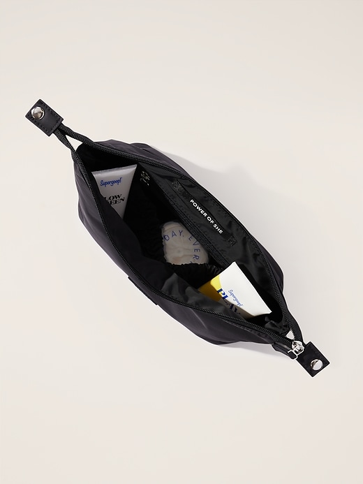 L'image numéro 3 présente Moyenne pochette à cosmétiques All About