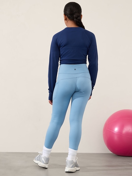 L'image numéro 3 présente Legging à poches dissimulées Altitude Edge Athleta Girl