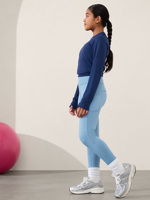 L'image numéro 4 présente Legging à poches dissimulées Altitude Edge Athleta Girl