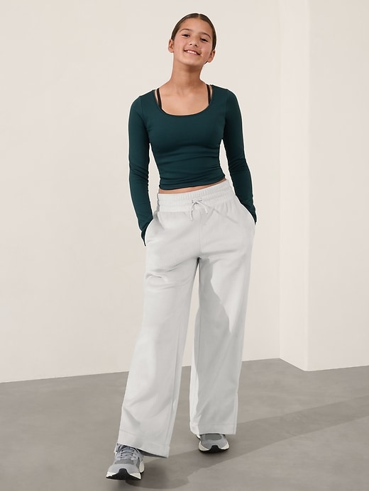 L'image numéro 1 présente Pantalon à jambe large en tissu côtelé douillet Athleta Girl