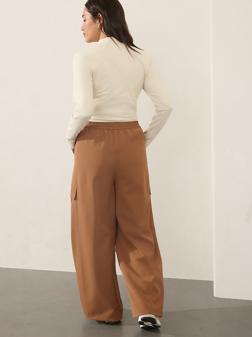 L'image numéro 8 présente Pantalon cargo à taille haute Promenade