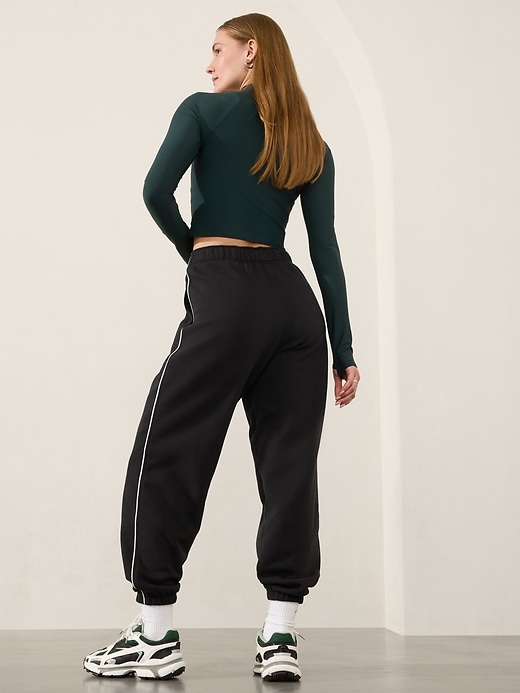 L'image numéro 3 présente Pantalon de jogging à taille haute à passepoil en molleton Forever