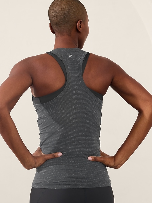 L'image numéro 2 présente Camisole rayée sans coutures Momentum