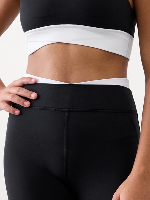 L'image numéro 4 présente Pantalon ultra-évasé à effet croisé Transcend Athleta Girl