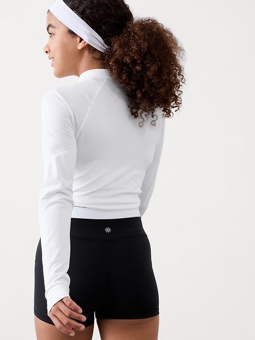 L'image numéro 2 présente Mini-short à effet croisé Transcend Athleta Girl