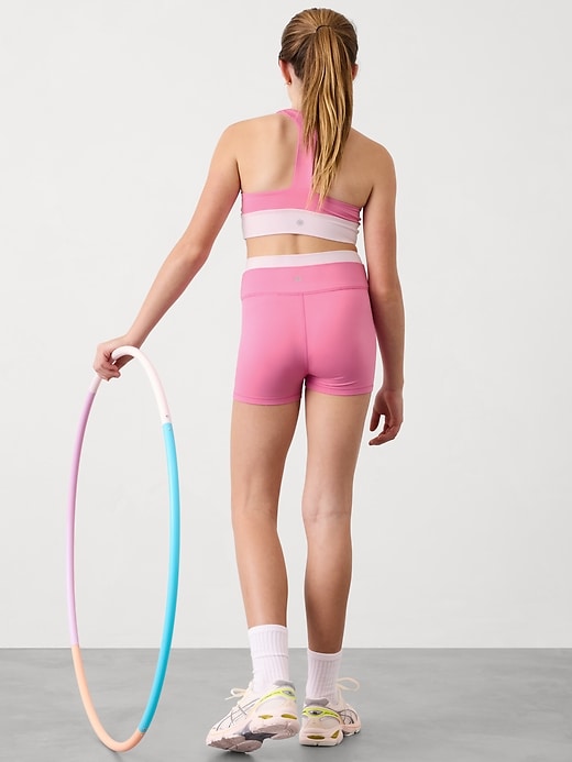 L'image numéro 2 présente Mini-short à effet croisé Transcend Athleta Girl