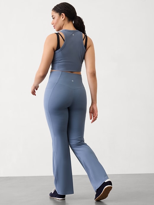 L'image numéro 7 présente Pantalon évasé à taille haute et poches dissimulées Salutation