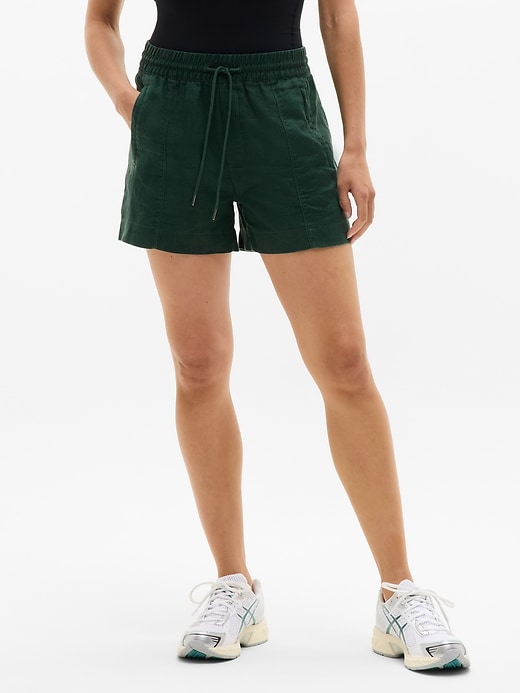 L'image numéro 1 présente Short en lin à taille moyenne Retreat