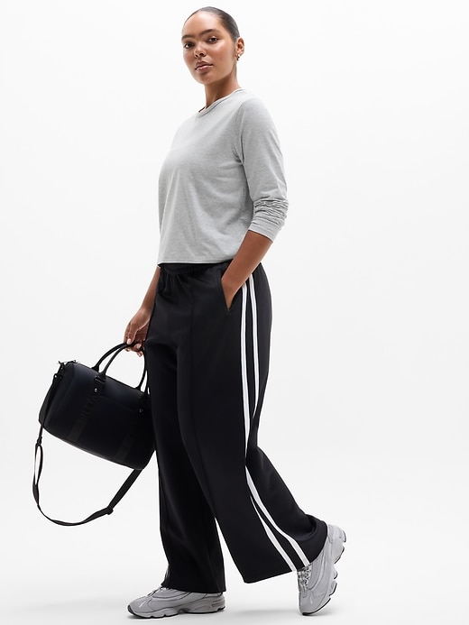 Image number 5 showing, Essential Top