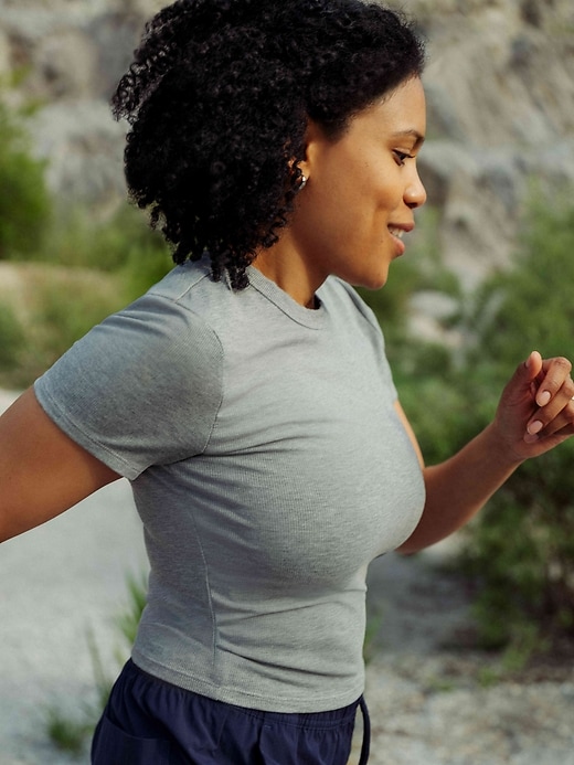 L'image numéro 8 présente T-shirt court côtelé Signature