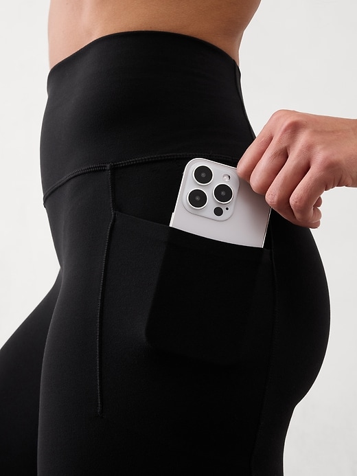 L'image numéro 2 présente Legging 7/8 à taille haute et poches dissimulées Salutation